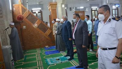  محافظ الوادي الجديد يؤدى صلاة عيد الفطر بمسجد ناصر 
