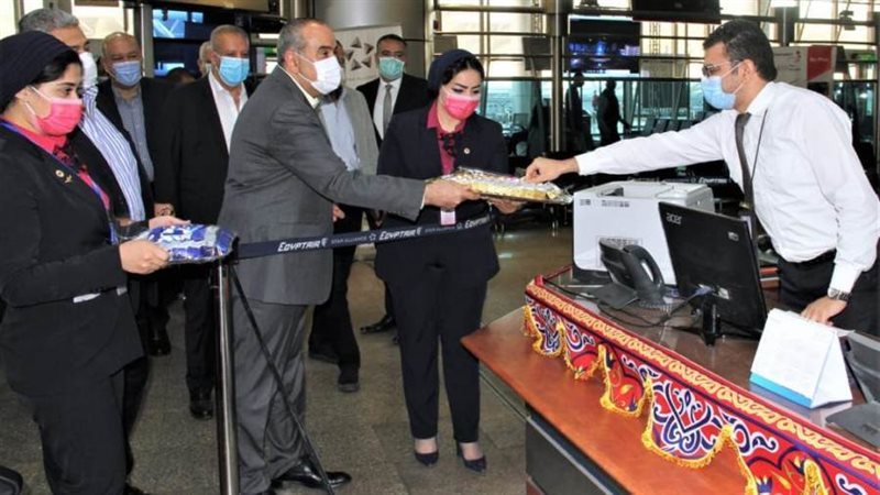 وزير الطيران يقدم