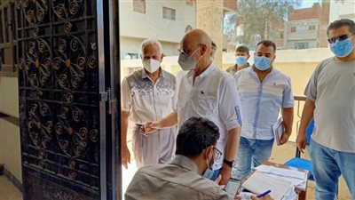 وكيل صحة الشرقية يتابع تطعيم المواطنين بلقاح كورونا بالقرين