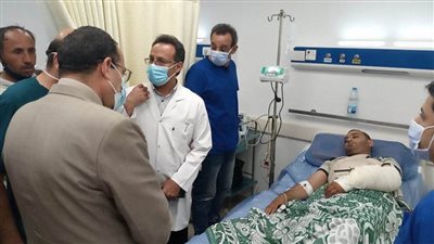 محافظ شمال سيناء يزور الجرحى والمصابين الفلسطينيين ويؤكد توفير الرعاية الكاملة لهم  