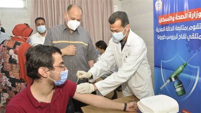 محافظ أسيوط يتفقد تطعيم المواطنين بلقاح كورونا ويعلن تجهيز 6 مراكز أخرى 
