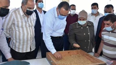 للتأكد من نظافتها .. محافظ الشرقية يفتح أجولة القمح قبل توريده للصوامع