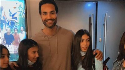 كريم فهمي يشاهد فيلمه 