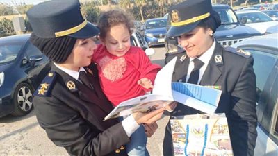 قسم العامرية بالإسكندرية يوزع الهدايا علي الأطفال والسيدات بالشارع