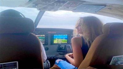 عاجل/ سلطة الطيران المصرى: الصورة المتداولة للفنانة هنا الزاهد ليست داخل كابينة طيارة مصرية 