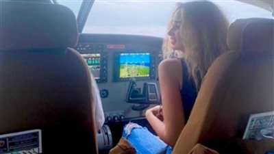 هنا الزاهد تحسم جدل صورتها في كابينة الطائرة