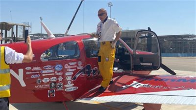   الطيار شينجى فقد عينه فقرر أن يجوب العالم قائدًا لطائرة خلال شهرين 