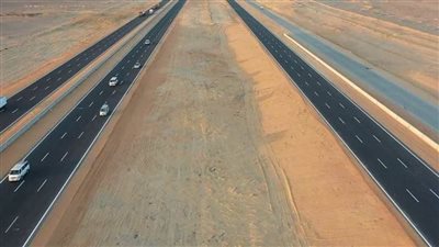 وزير النقل ومحافظ المنيا يتابعان جاهزية تطوير طريق الصعيد الصحراوي الغربي 