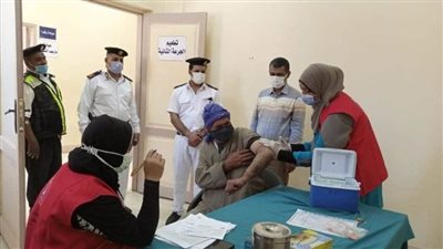 إقبال كبير من المواطنين على مركز تطعيم لقاح كورونا في مطاي شمال المنيا