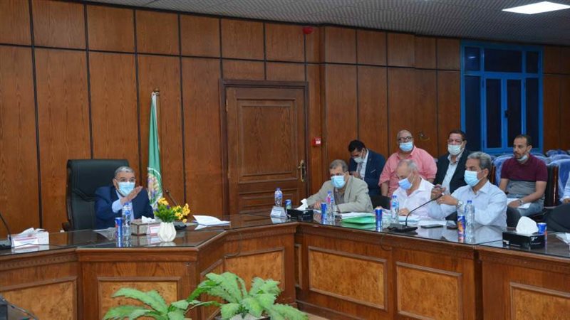 محافظ المنيا في اجتماعه