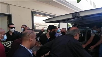 تشييع جثمان الفنان سمير غانم إلى مثواه الأخير من مسجد المشير