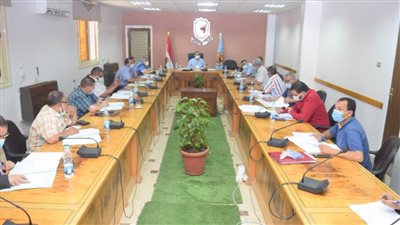 مستجدات المشروعات الإنشائية على مائدة رئيس جامعة سوهاج