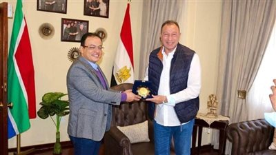 الملحق العسكري في جنوب إفريقيا يستقبل الخطيب ويهديه درعاً 