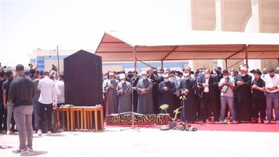 أسامة الأزهري يؤم المصلين في جنازة الفنان سمير غانم بمسجد المشير