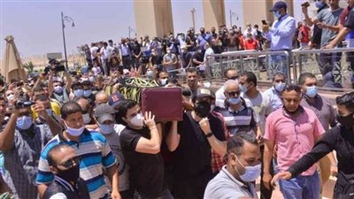 انهيار دنيا وإيمي في تشییع جثمان سمیر غانم (صور)