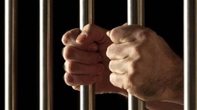 عامل يتحرش بطفلة جارهم على سلم العقار بالطالبية