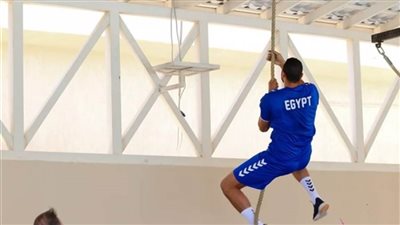 تسلق الحبال أحد تدريبات منتخب اليد في معسكر الغردقة