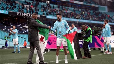 رياض محرز يرفع علم فلسطين في تتويج مان سيتي بالبريميرليج