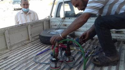 مصادرة وإعدام 10 شيش من مقهى بمركز الحسينية