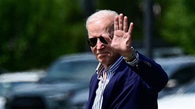 شاهد.. الروتين الصباحي لبايدن يبدأ برفع الأثقال وبرامج الصباح