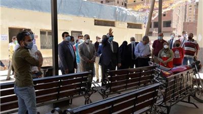    محافظ أسيوط يتفقد سير العمل بمركز تطعيم المواطنين بلقاح كورونا