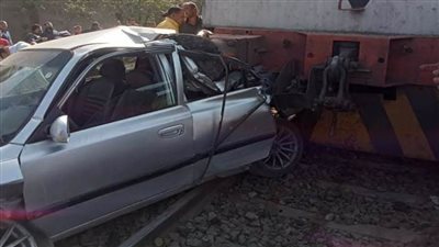 اصطدام قطار بسيارتين ملاكى فى محطة قطار بالخانكة دون خسائر بالأرواح 