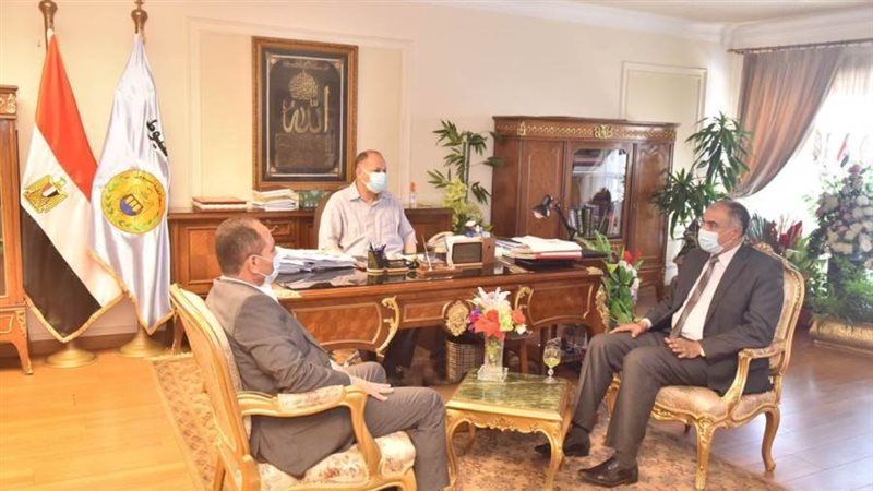 محافظ أسيوط يجتمع