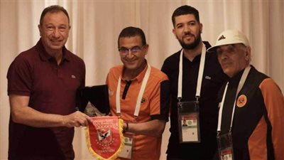 الخطيب يهدي رئيس بعثة نهضة بركان درع وعلم الأهلي