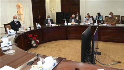 وزير الإسكان يبحث مع مسؤولى 