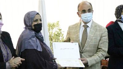 رئيس جامعة الزقازيق يكرم الأمهات المثاليات من الجهاز الإداري