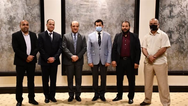 وزير الرياضة والدكتور