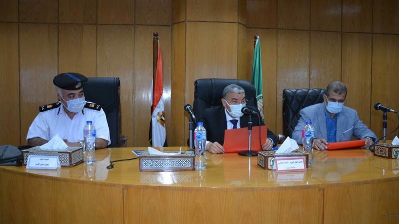 محافظ المنيا في اجتماع