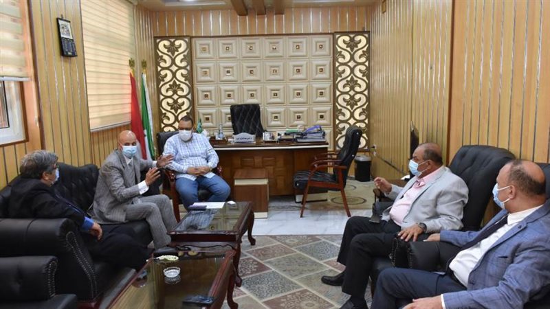 محافظ الشرقية مع