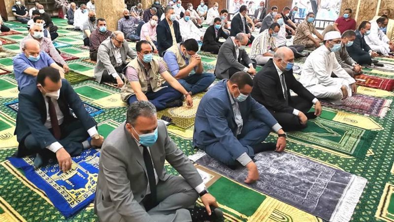 محافظ البحيرة يؤدى