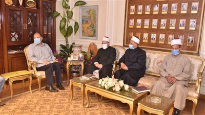 محافظ أسيوط يلتقي بعض قيادات وأئمة الأوقاف بالمحافظة للتأكيد على تطبيق الإجراءات الاحترازية