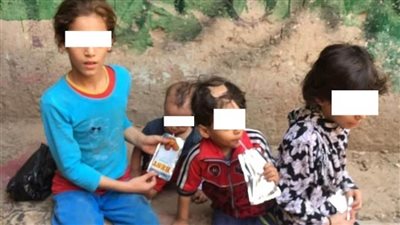 قلوب كالحجارة..  الأب والأم طردا الأطفال من المنزل ورد فعل عاجل من الجيران