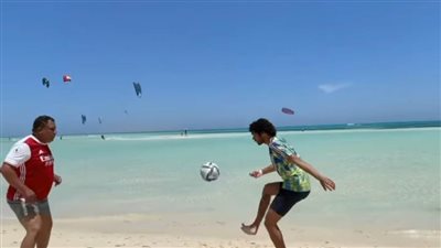 شاهد.. محمد النني ووالده يقدمان مهارة كروية ممتعة على الشاطئ