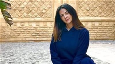 شاهد|  دنيا سمير غانم تزور قبر والدها