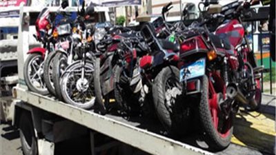 ضبط 17 دراجة نارية وقائديها لتعطيلهم حركة المرور بالجيزة