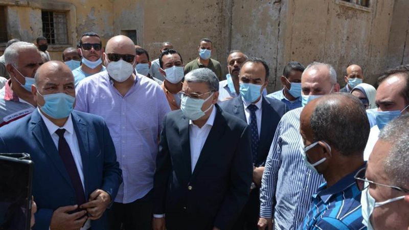 محافظ المنيا يسلم