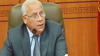 محافظ بورسعيد يستعرض تطورات العمل في مشروعات تطوير حي الضواحي