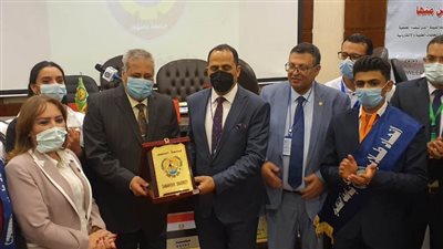 تكريم رئيس شرف منتدى المخلفات الإلكترونية الخطرة