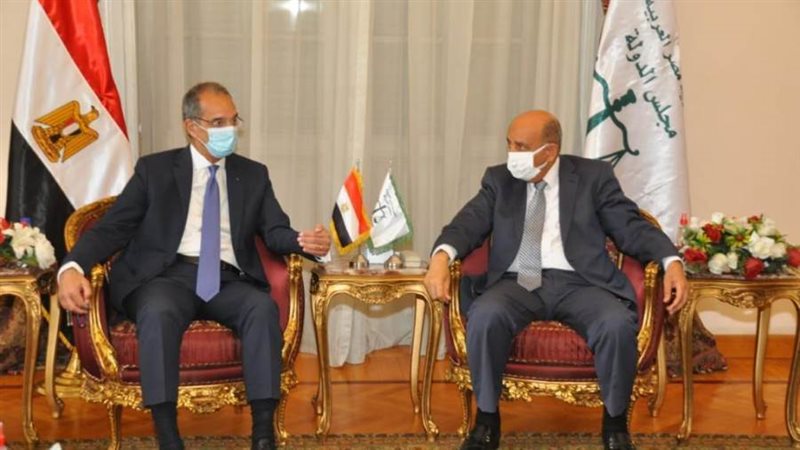 وزير الاتصالات خلال