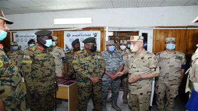  بمشاركة قوات المظلات والطائرات المقاتلة الفريق محمد فريد يشهد ختام تدريب حماة النيل