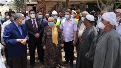   محافظ المنيا يتفقد عددًا من المشروعات بديرمواس ويعقد جلسة حوارية مع الأهالي