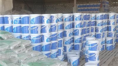 ضبط 15 طن بويات مجهولة المصدر وأسماك منتهية الصلاحية بالبحيرة