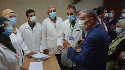 محافظ المنيا يتفقد مستشفى ديرمواس المركزي ويتابع مركز تلقى اللقاح