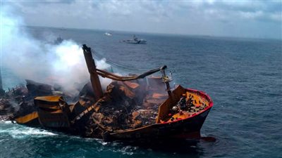 سفينة حاويات محترقة تغرق قبالة سريلانكا ومخاوف من وقوع كارثة بيئية