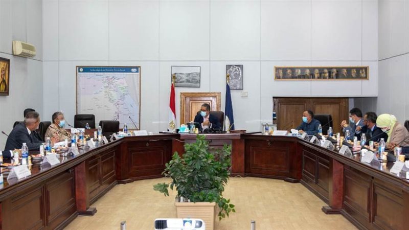 الوزير مع المسؤلين