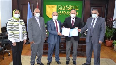 رئيس جامعة الإسكندرية يسلم عمداء 5 كليات عقود مشروعات طلابية وتميز واعتماد دولي
